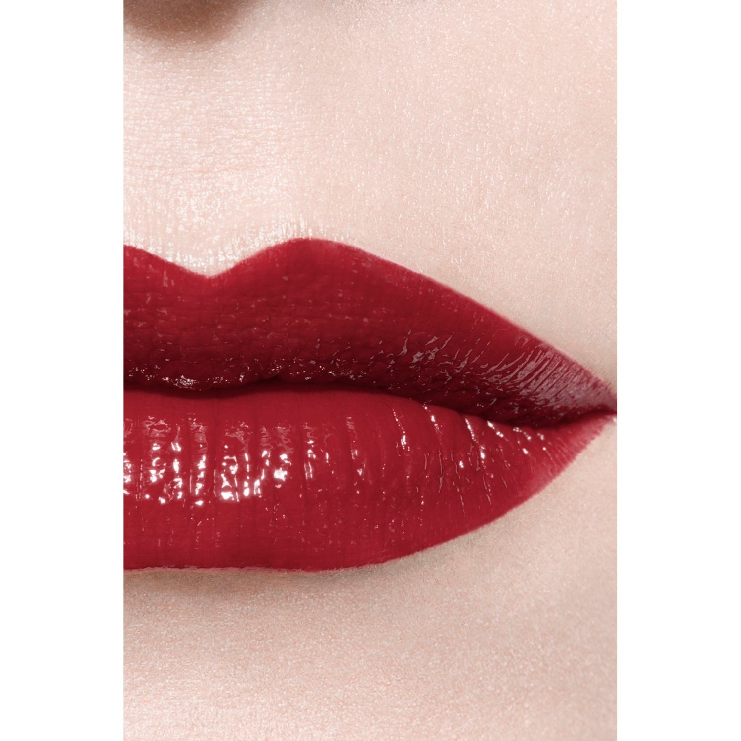 LA BARRA DE LABIOS LÍQUIDA BRILLANTE DE LARGA DURACIÓN